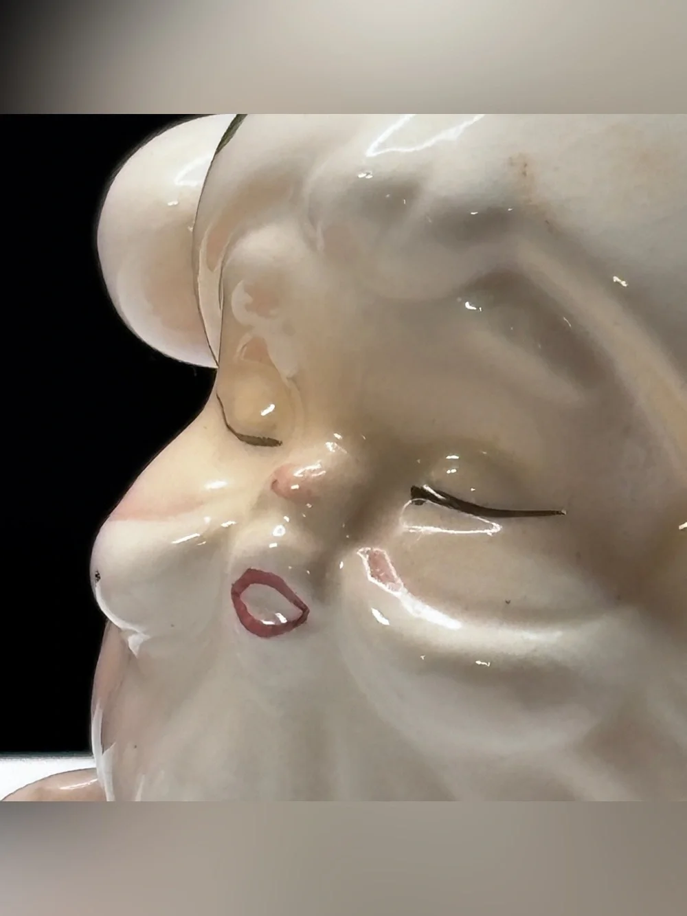 Ceramic Vtg Santa And Mrs Claus Kissing Salt & Pepper Shaker Set Taiwan